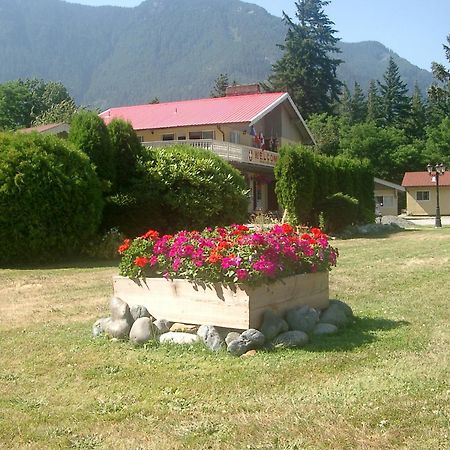 Swiss Chalets Motel Хоуп Екстериор снимка