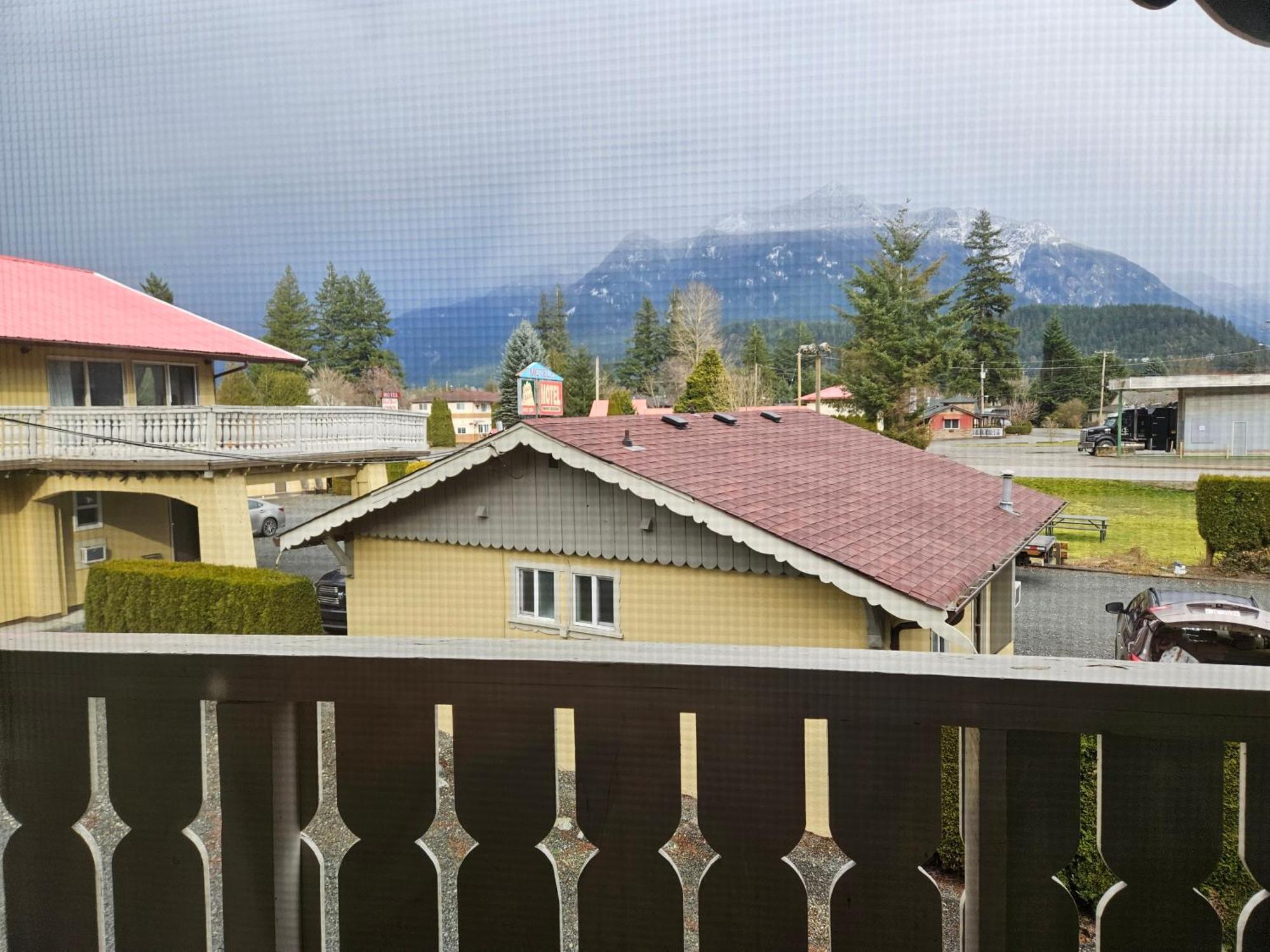 Swiss Chalets Motel Хоуп Екстериор снимка