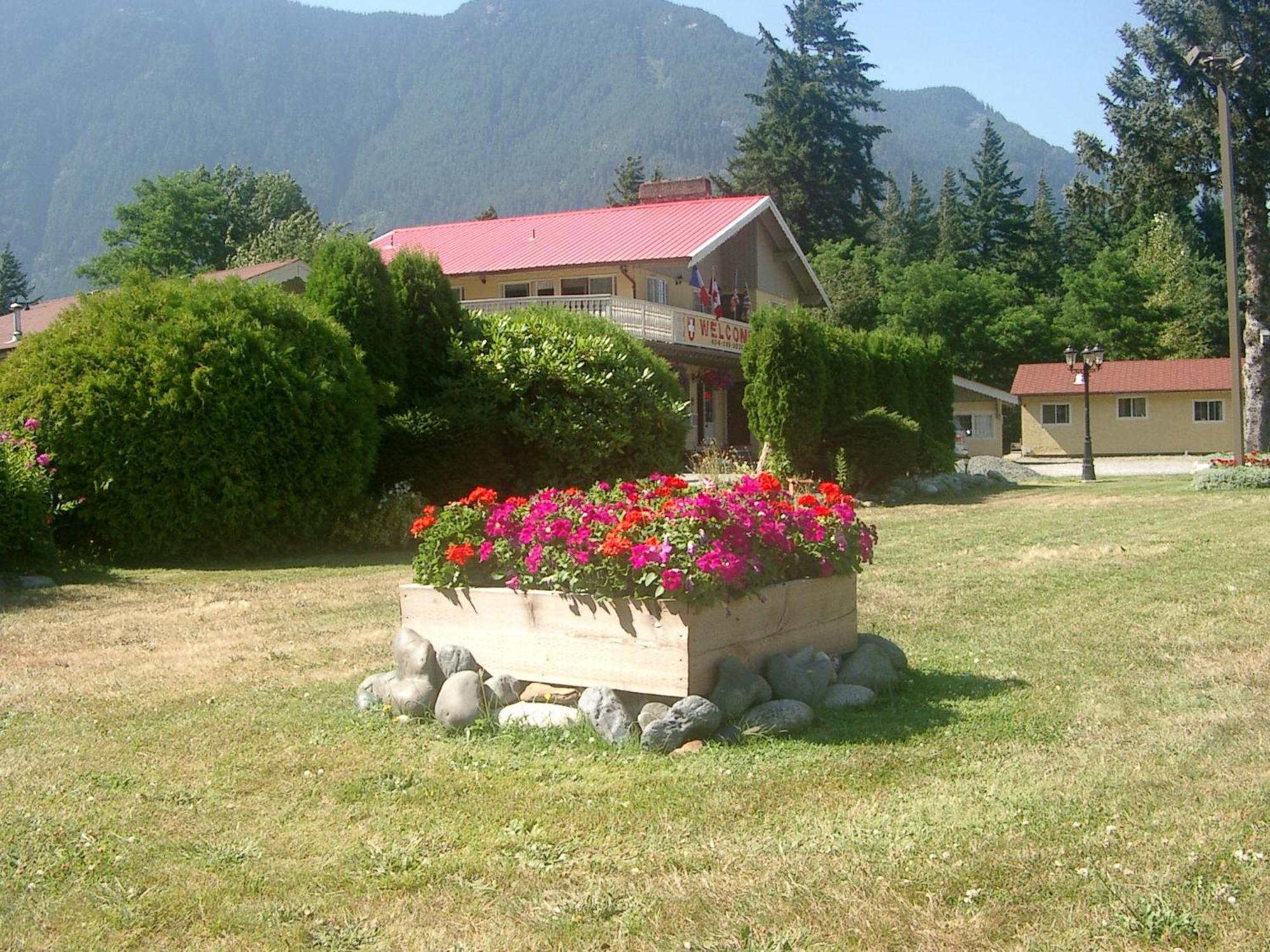 Swiss Chalets Motel Хоуп Екстериор снимка