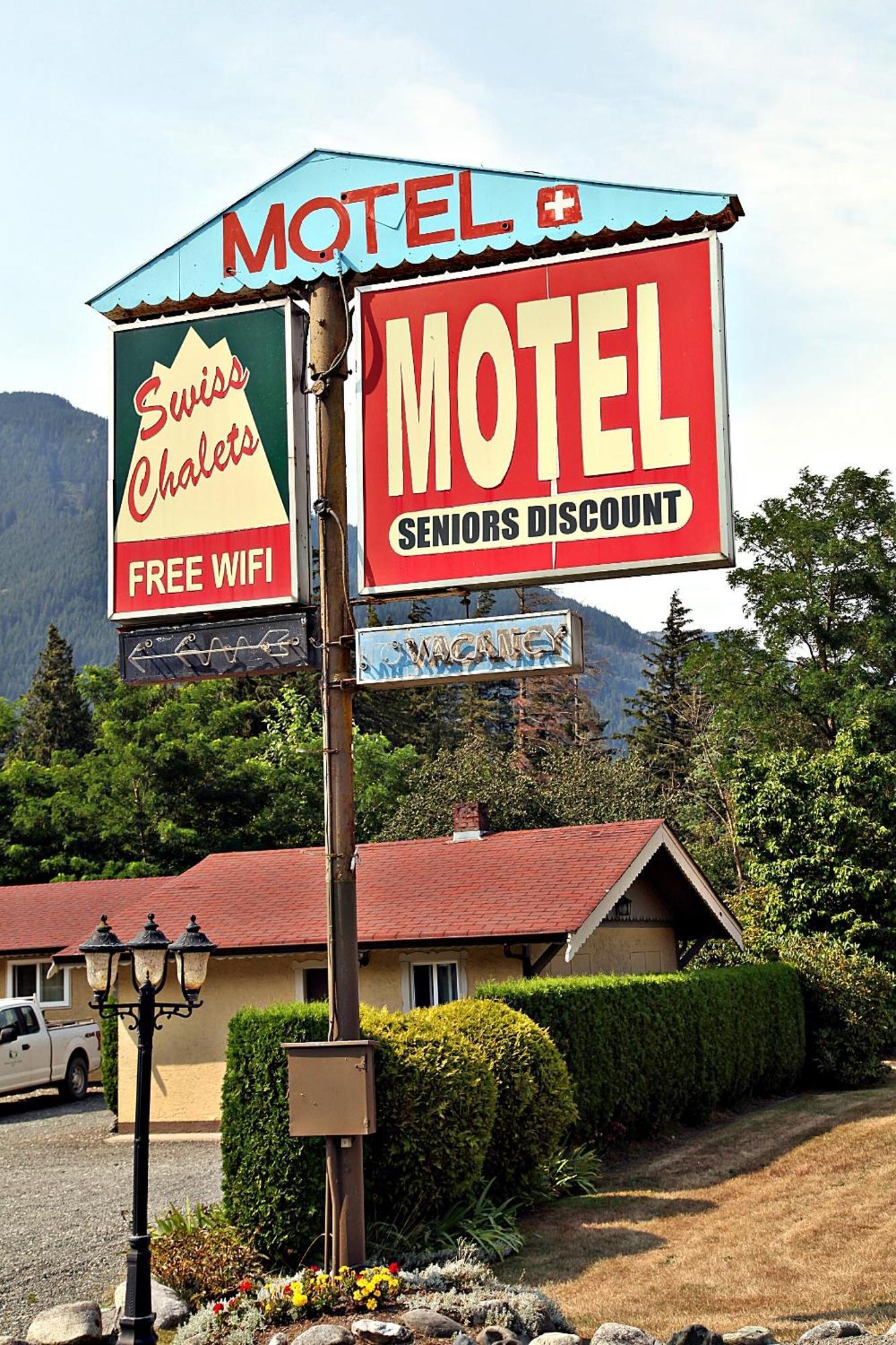 Swiss Chalets Motel Хоуп Екстериор снимка