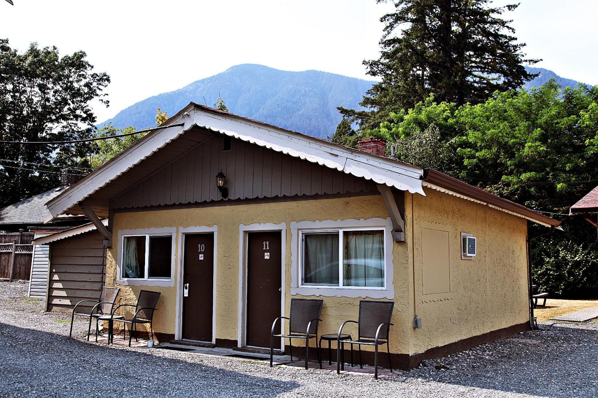 Swiss Chalets Motel Хоуп Екстериор снимка