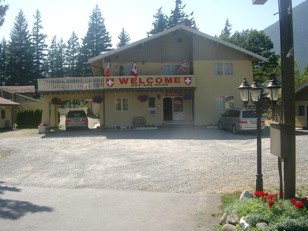 Swiss Chalets Motel Хоуп Екстериор снимка