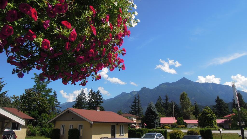 Swiss Chalets Motel Хоуп Екстериор снимка