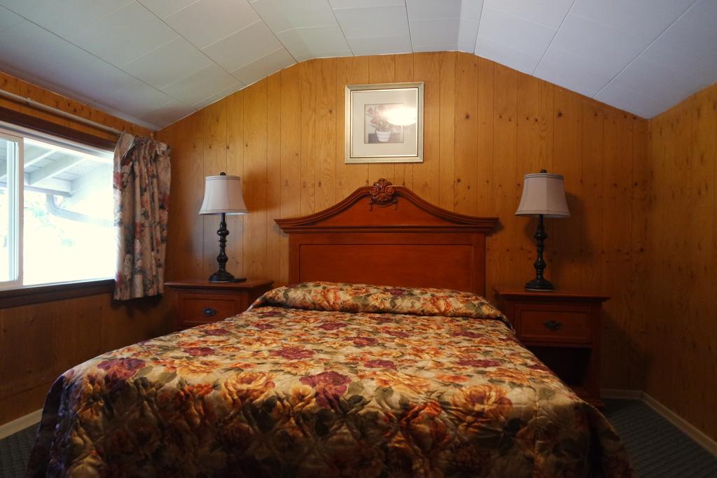 Swiss Chalets Motel Хоуп Екстериор снимка