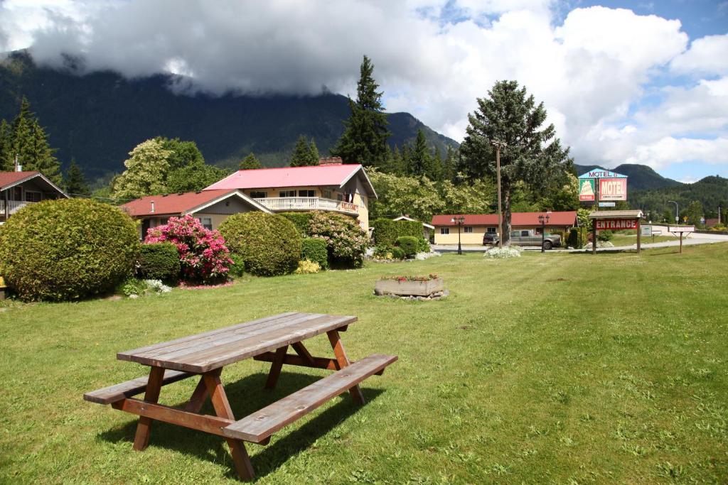 Swiss Chalets Motel Хоуп Екстериор снимка