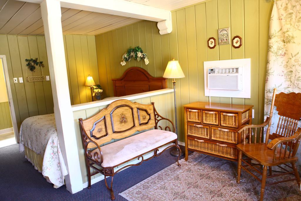 Swiss Chalets Motel Хоуп Екстериор снимка