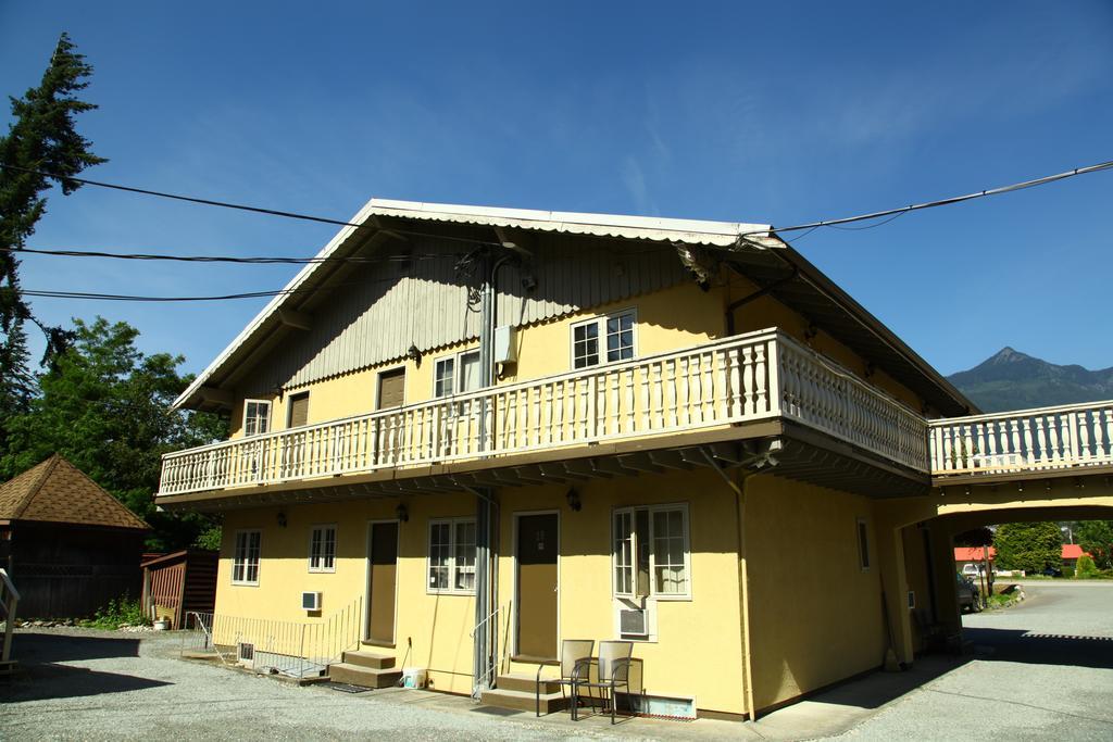 Swiss Chalets Motel Хоуп Екстериор снимка