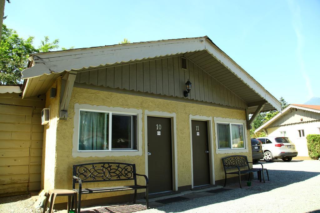 Swiss Chalets Motel Хоуп Екстериор снимка