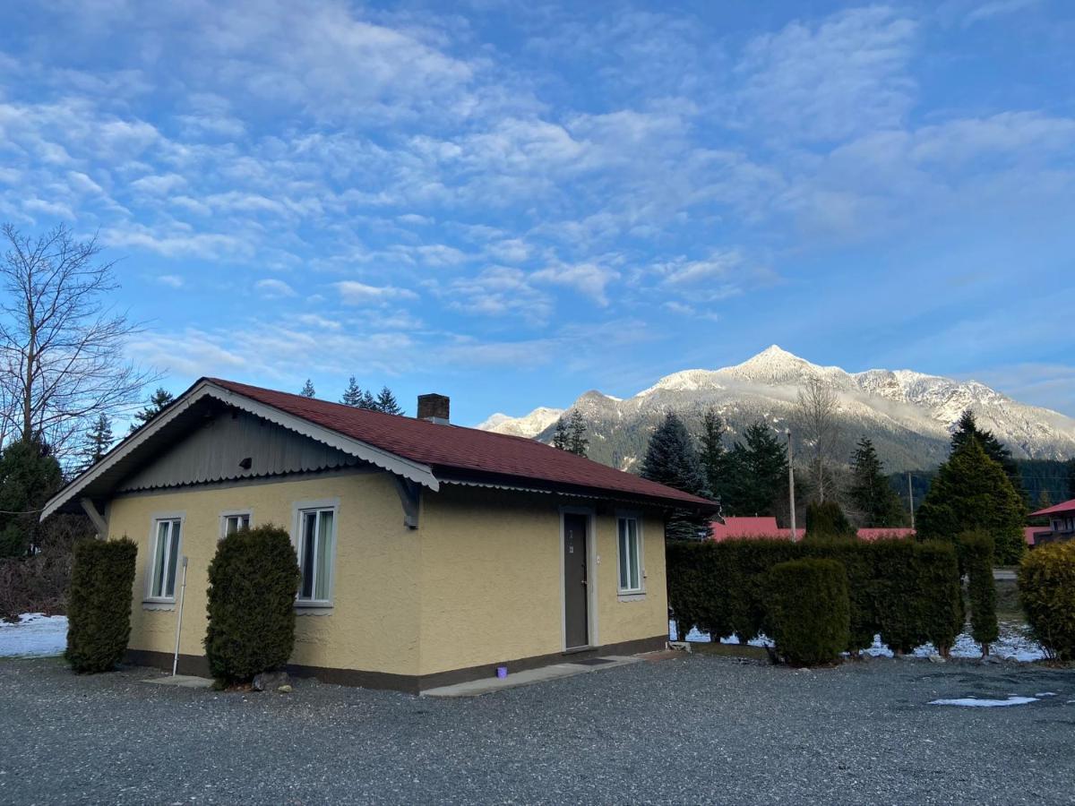 Swiss Chalets Motel Хоуп Екстериор снимка